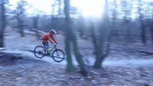 Прыжки на велосипеде с трамплинов. В Бабьем Яру много трамплинов - спортсмен дерт джампинга)