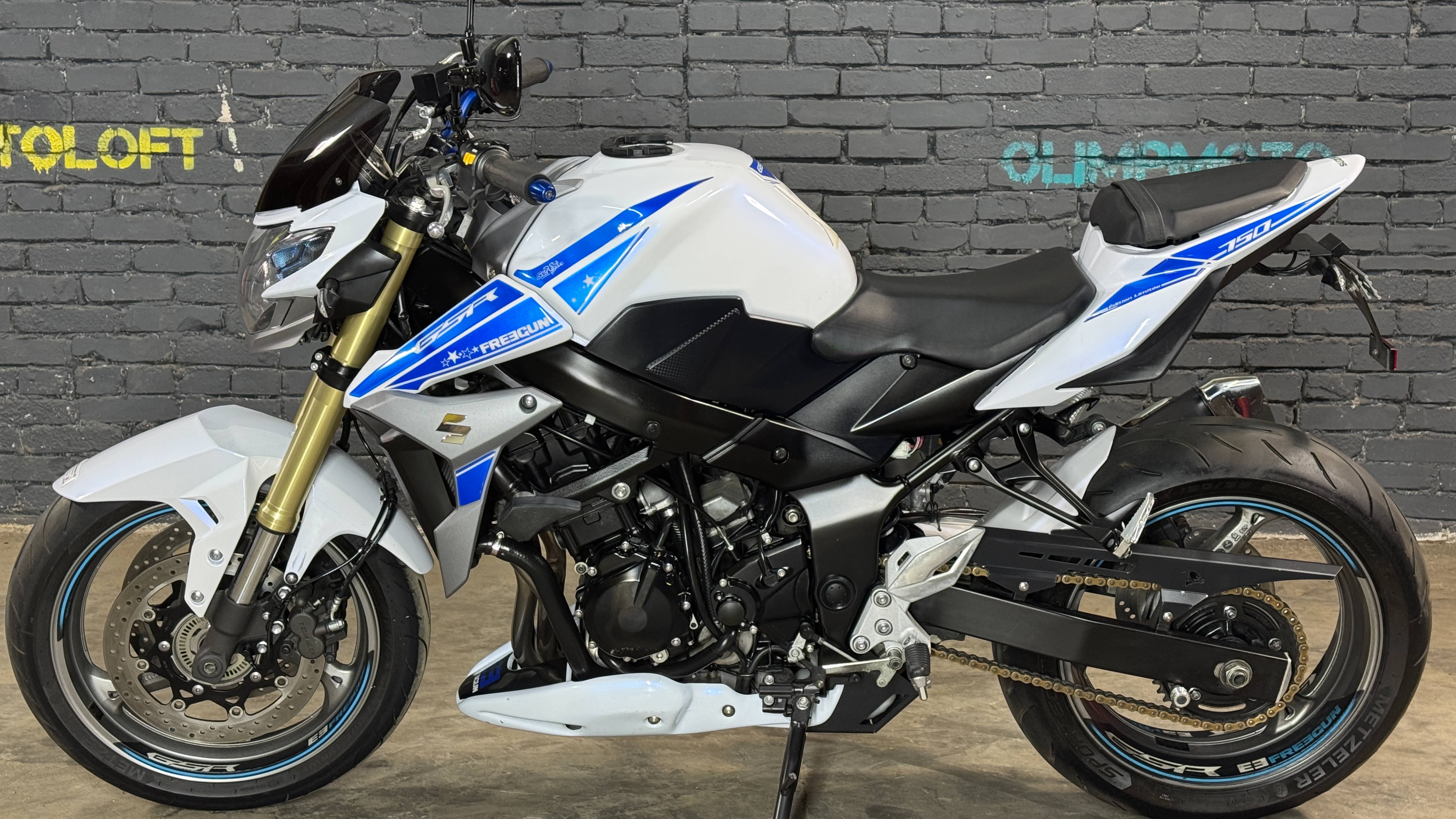 Suzuki GSR750 смотреть онлайн