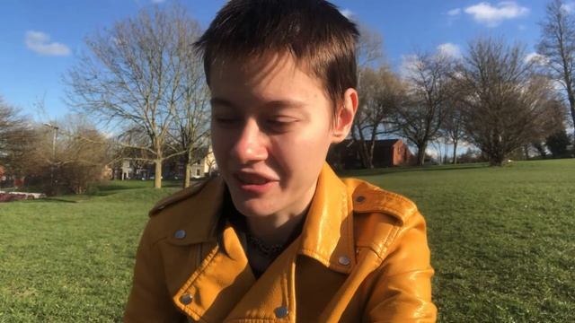 Autistic girl listening to music& switching catch on camera Dissociative disorder& positive trigger смотреть онлайн