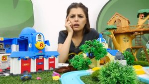 Роботы поезда учат Поли ездить по рельсам! Робокары в ToyClub - Мультики про машинки
