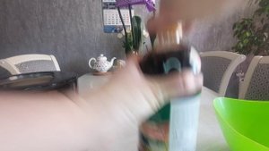 Полив цветушей орхидеи (концентрированным конским навозом)