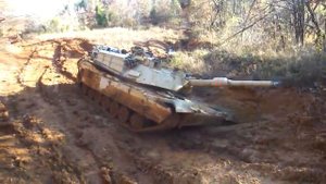 M1 Abrams пытается выехать из грязи