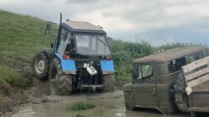 Газ 66 и трактор Беларусь в болоте.   Трактор Беларусь не смог ВЫТАЩИТЬ