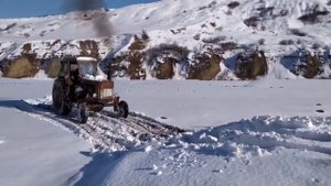 Трактор-Т40 без передка буксует на снегу. Тест драйв на снегу