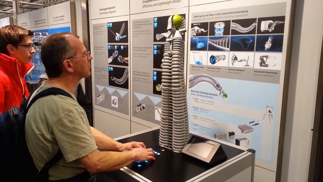 Эта инновация Festo дословно называется "хватательный ассистент". смотреть онлайн