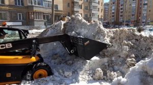 Погрузка весеннего снега погрузчиком JCB
