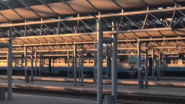 Шестивагонный электропоезд ЭР9М-541 с рейсом Киев – Малин отправляется со станции Киев Пассажирский смотреть онлайн