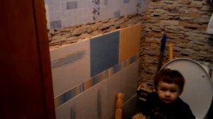 Такая маленькая девочка на унитазе