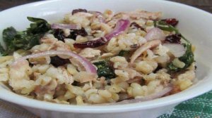 Салат с булгуром клюквой и куриным мясом