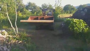 Un 053 homlokrakodó, betongerenda A-ból B-be szállítása