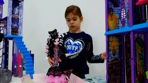 Мультики Монстер Хай - Распаковка новой куклы Дракулауры