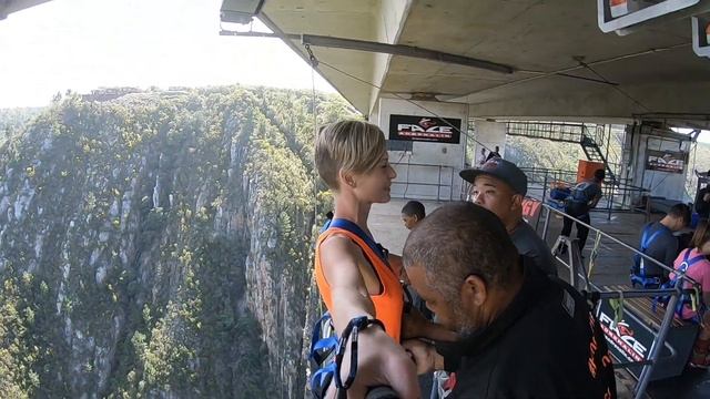 Прыжок Банджи (спиной) с самого высокого моста в Мире (ЮАР) смотреть онлайн