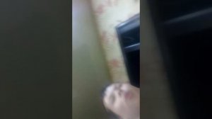 Сестра суёт руку в унитас