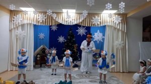 Танец Снеговичков с лопатами