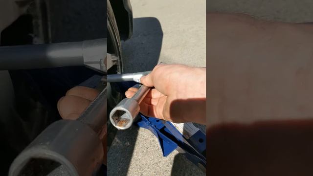 Как открутить закисшие болты на колесах автомобиля смотреть онлайн