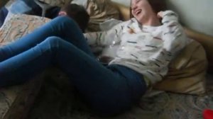 Девушка шалунья соблазняет парня под "Вороваек"