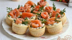 Вафельные корзиночки с брынзой и семгой
