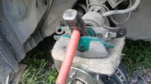 Лёгкий способ сдавить тормозной цилиндр без струпцыны и болта😱