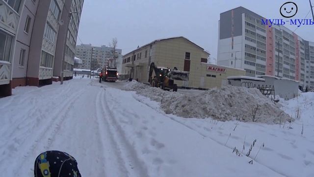 Экскаватор. Настоящий помогает игрушечному смотреть онлайн