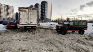 Defender вытащил грузовик лебедкой из снежной каши
