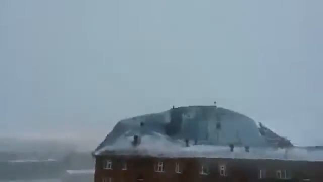Снесло крышу с жилого дома в Дудинке - I am blown away with an apartment house in Dudinka. смотреть онлайн