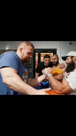 МегаСуперСильный БИЦЕПС 💪 VS САРЫЧЕВ 🔥 ARM WRESTLING ❤💙  #shorts #armrestling ❗ДО КОНЦА❗