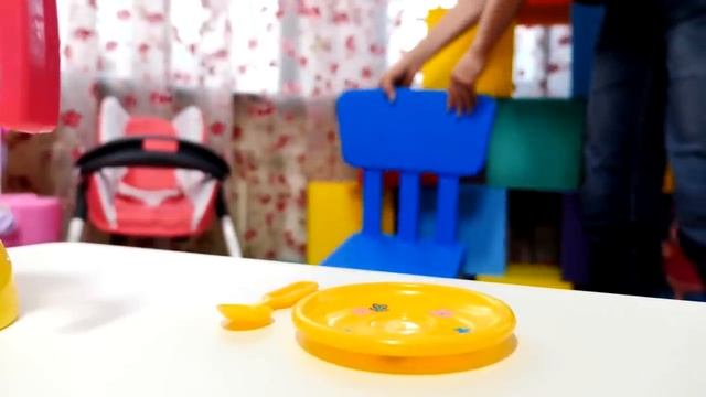 Беби Аннабель: Вкусные пальчики - Кормим Анабель из бутылочки. Играем в куклы Как мама