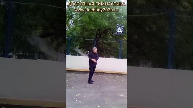 Упражнения с двуручным мечом Багуа Дао на спортивной площадке (10)