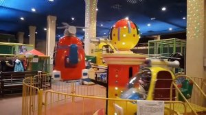 ДЕТИ ИГРАЮТ В ИГРОВЫЕ АВТОМАТЫ ТЦ МУССОН СЕВАСТОПОЛЬ