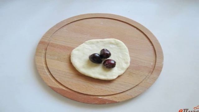 Сдобные булочки с вишней