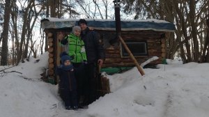 УВЁЛ СЕМЬЮ ЖИТЬ В ЗЕМЛЯНКУ