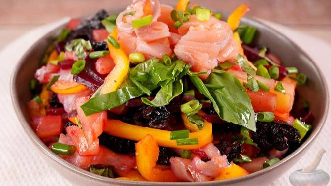 Исследуем новые вкусы. САЛАТ С КРАСНОЙ РЫБОЙ, ОВОЩАМИ И ЧЕРНОСЛИВОМ