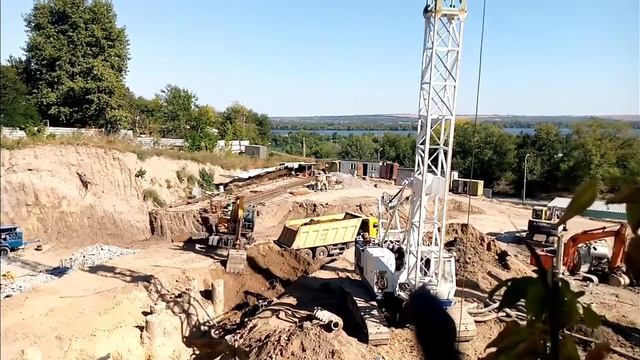 МАЗ,КамАЗ и Колесный экскаватор смотреть онлайн