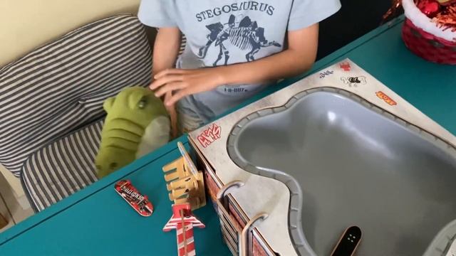 Играем со скейтами для рук смотреть онлайн