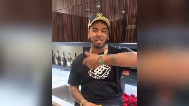 Anuel AA le regala Richard mille a karol g смотреть онлайн