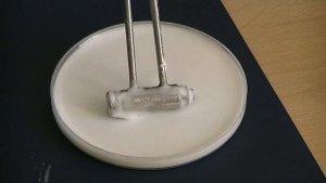 Удар молотком дилатантная жидкость.