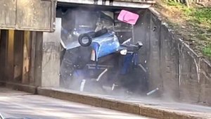 Автобус размотался под мостом.