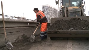 (12+) В Мытищах коммунальщики активно наводят порядок на улицах