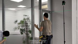 Матовая пленка WM120 с полосами на стеклянных перегородках