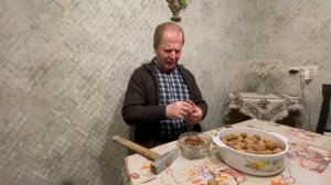 Как легко колоть грецкие орехи?