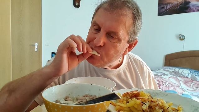 Мукбанг картошка жаренная с селёдкой и салатом.Mukbang fried potatoes with herring and salad.