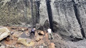 Строительство, шахтёры очень рискуют работая в таких условиях