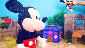 Семья Маусов в гостях у царя МОРЕЙ! ♂️ Видео про игрушки Микки Маус и игры для детей