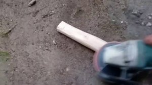 Делаю рукоять, для кувалды из ясеня, топором и болгаркой.