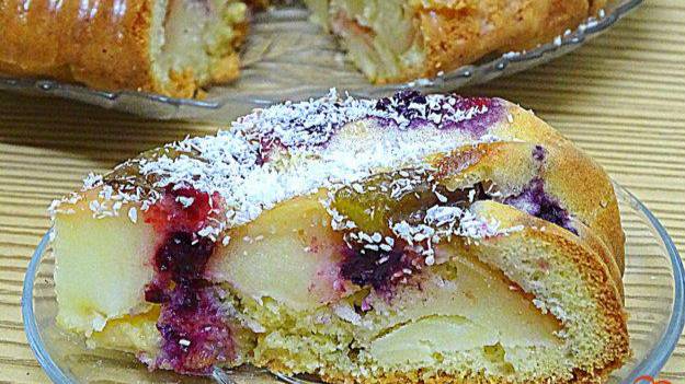Шарлотка с яблоками, сливами и ежевикой