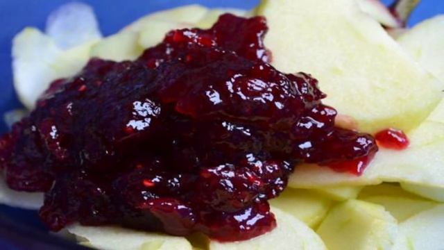 Шоколадный пирог с яблоками и штрейзелем