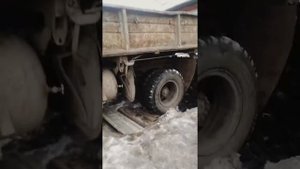 Машина застряла в ями