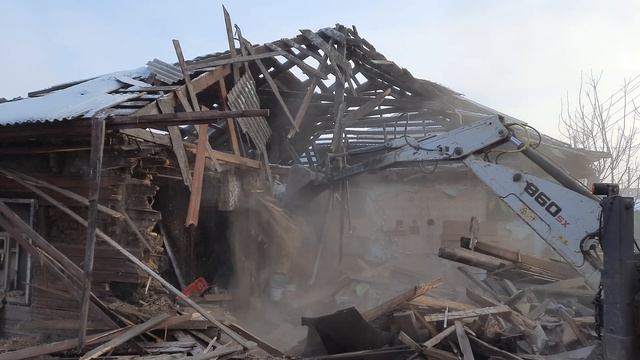 Демонтаж насыпного дома - 2. Снос дома спецтехникой. Снос дома экскаватором смотреть онлайн