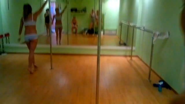 моя бабушка  пришла тренироваться на пилоне