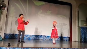 "Выйду на улицу, гляну на село" исполняет Ами Маулана (Индонезия) и Алина Шатилова (Россия)